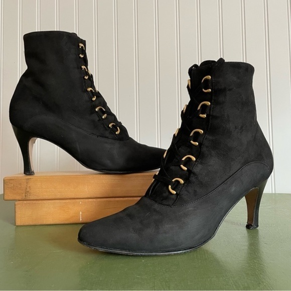 *Rare* Gucci Lace-Up Victorian/Witchy Vibe Boots in Black Suede *Italy* - Picture 2 of 16